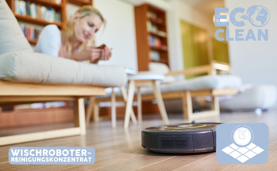 Wischroboter im Wohnzimmer auf Holzboden während eine Frau entspannt auf dem Sofa sitzt als Anwendungsszene für Eco Clean Wischroboter Reinigungskonzentrat.