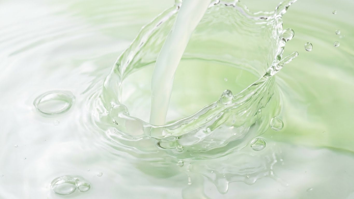 Nahaufnahme von grüner Reinigungsflüssigkeit mit Spritzbewegung als Symbol für die konzentrierte Formel des Eco Clean Wischroboter Reinigungskonzentrats.