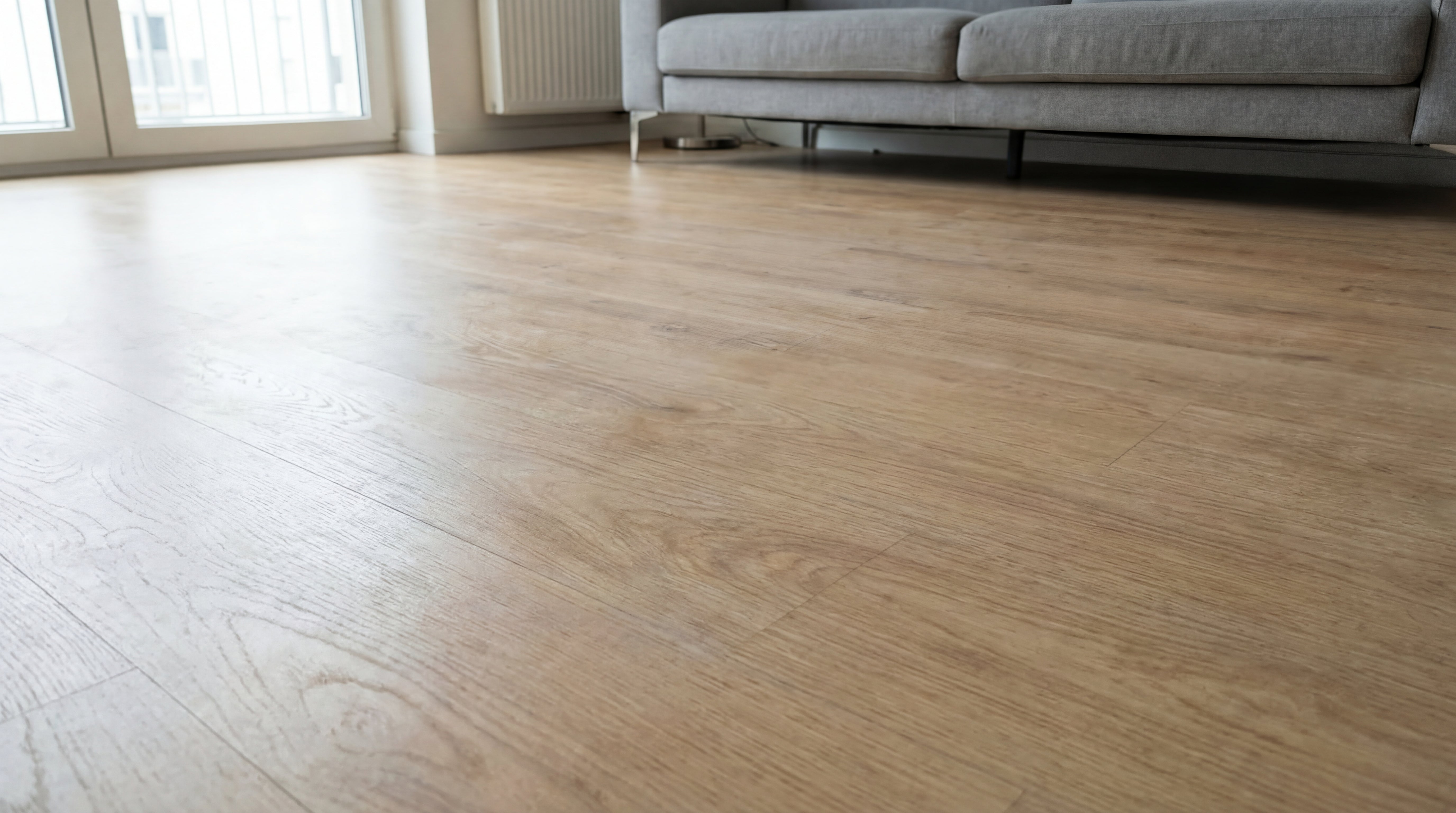 Gereinigter Holzboden im Wohnraum mit gleichmäßiger Oberfläche nach Verwendung des Eco Clean Wischroboter Reinigungskonzentrats.