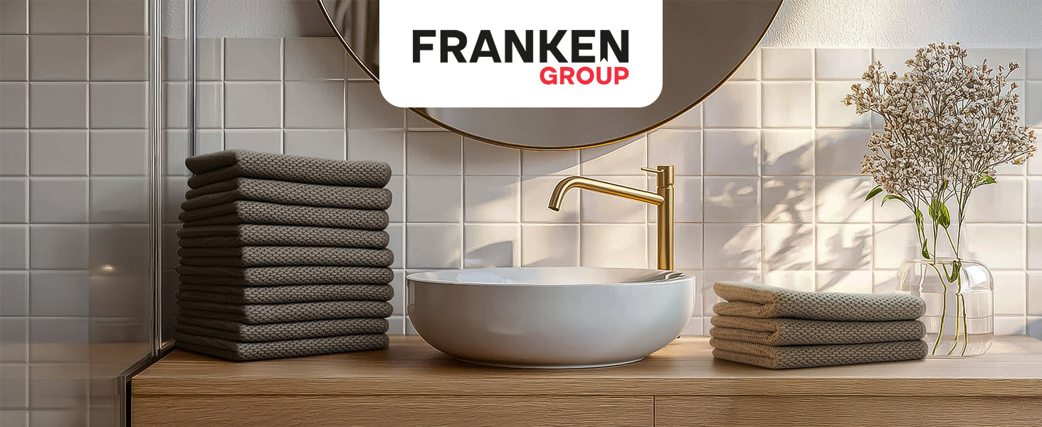 Graue Mikrofasertücher von Franken Group im modernen Badezimmer auf Holzwaschtisch