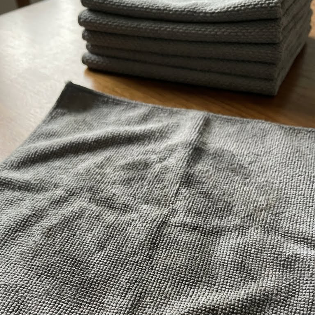 Detailaufnahme eines grauen Mikrofasertuchs mit strukturierter Oberfläche