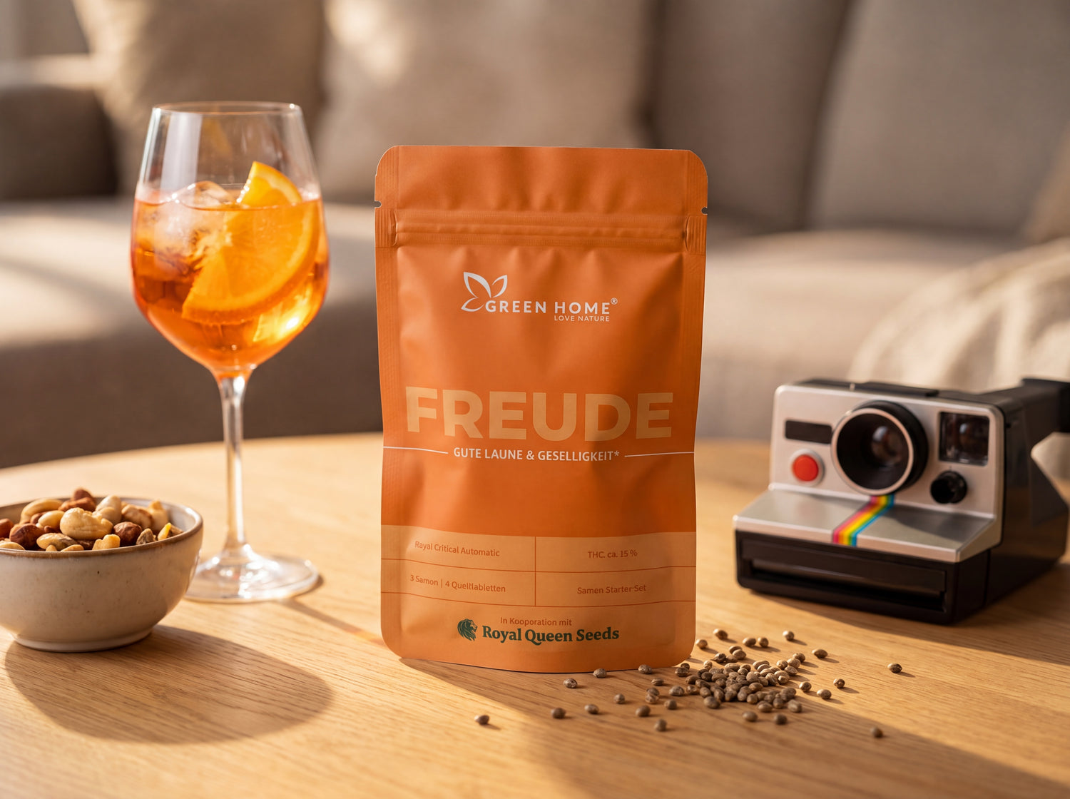 FREUDE Cannabis Starter Set Stillleben mit Aperitif, Polaroid und Cannabis Samen