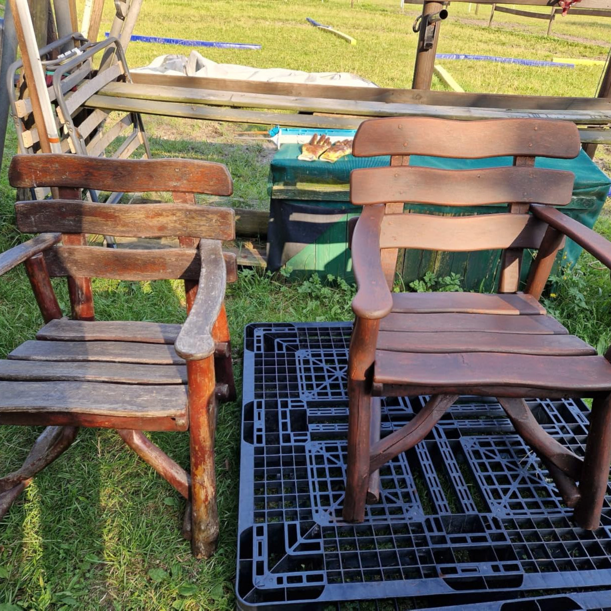 Zwei Gartenstühle aus Holz im Vergleich vor und nach der Behandlung mit Holzschutzlasur.