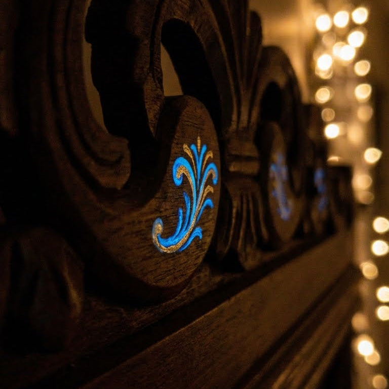 Glow in the Dark Farbe auf Holzdetail mit feinem Neon-Leuchteffekt bei Dunkelheit