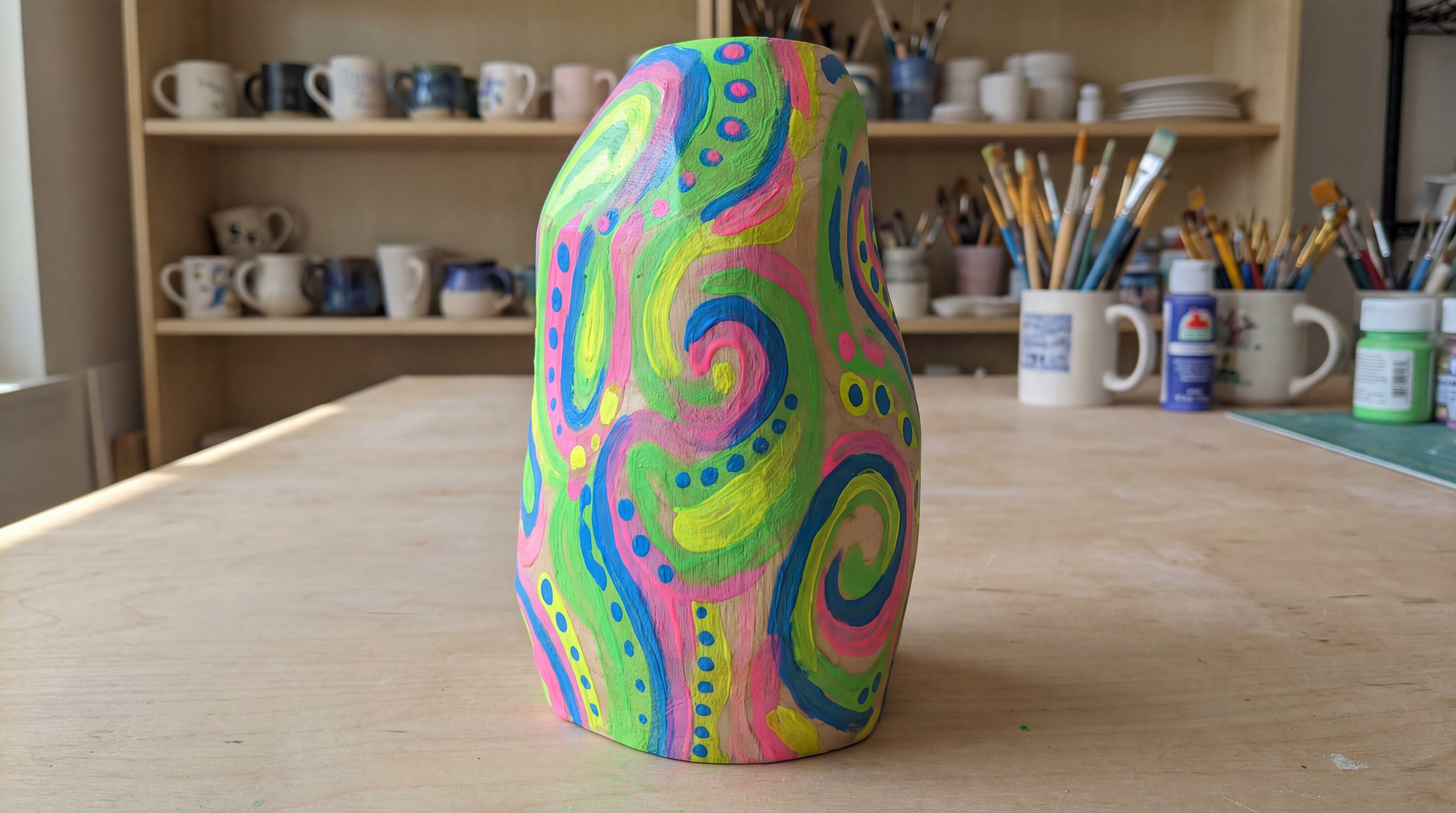 Glow in the Dark Farbe auf Keramik-Deko mit intensiven Neonfarben bei Tageslicht