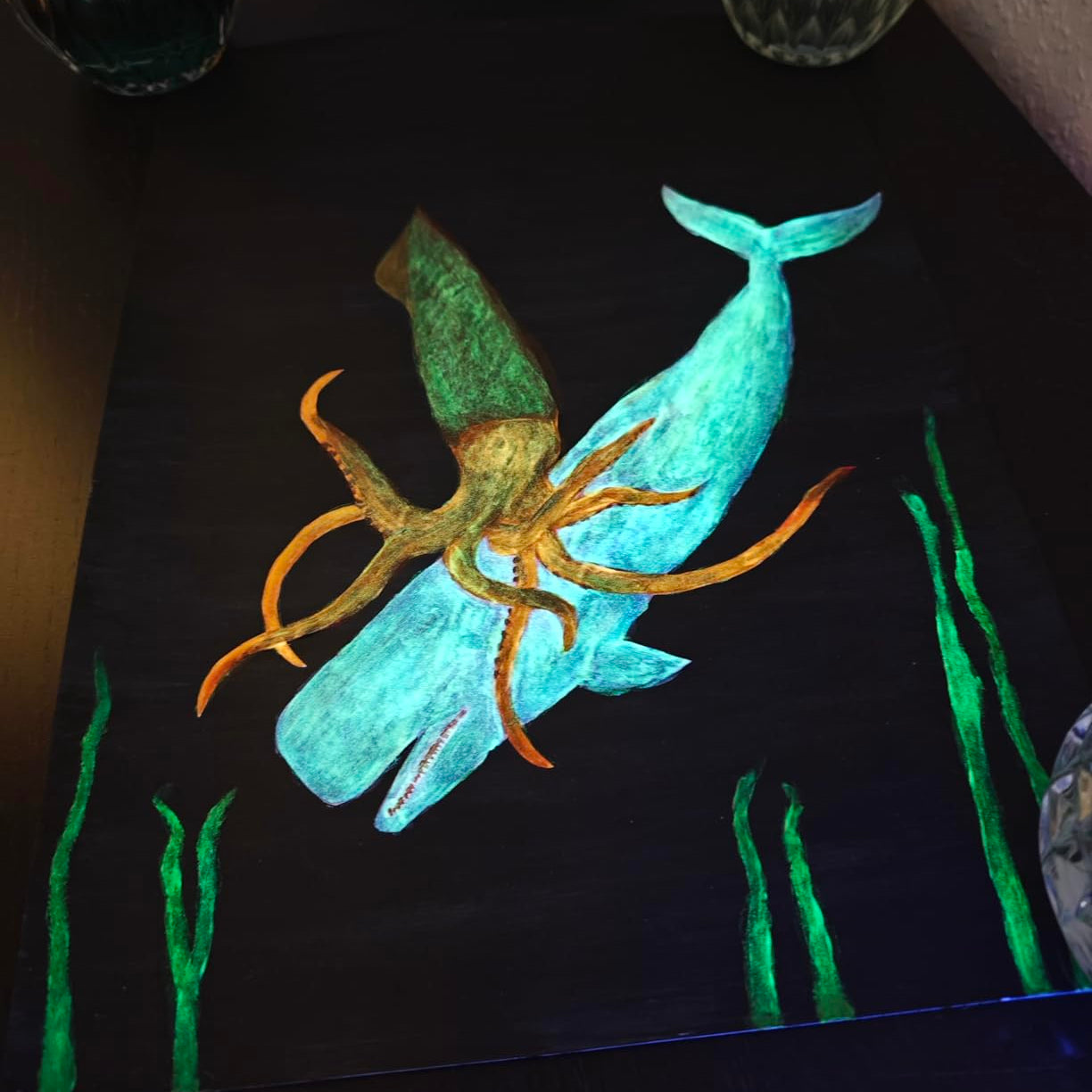 Glow in the Dark Farbe als Schwarzlichtfarbe auf Kunstmotiv mit leuchtenden Neon-Details