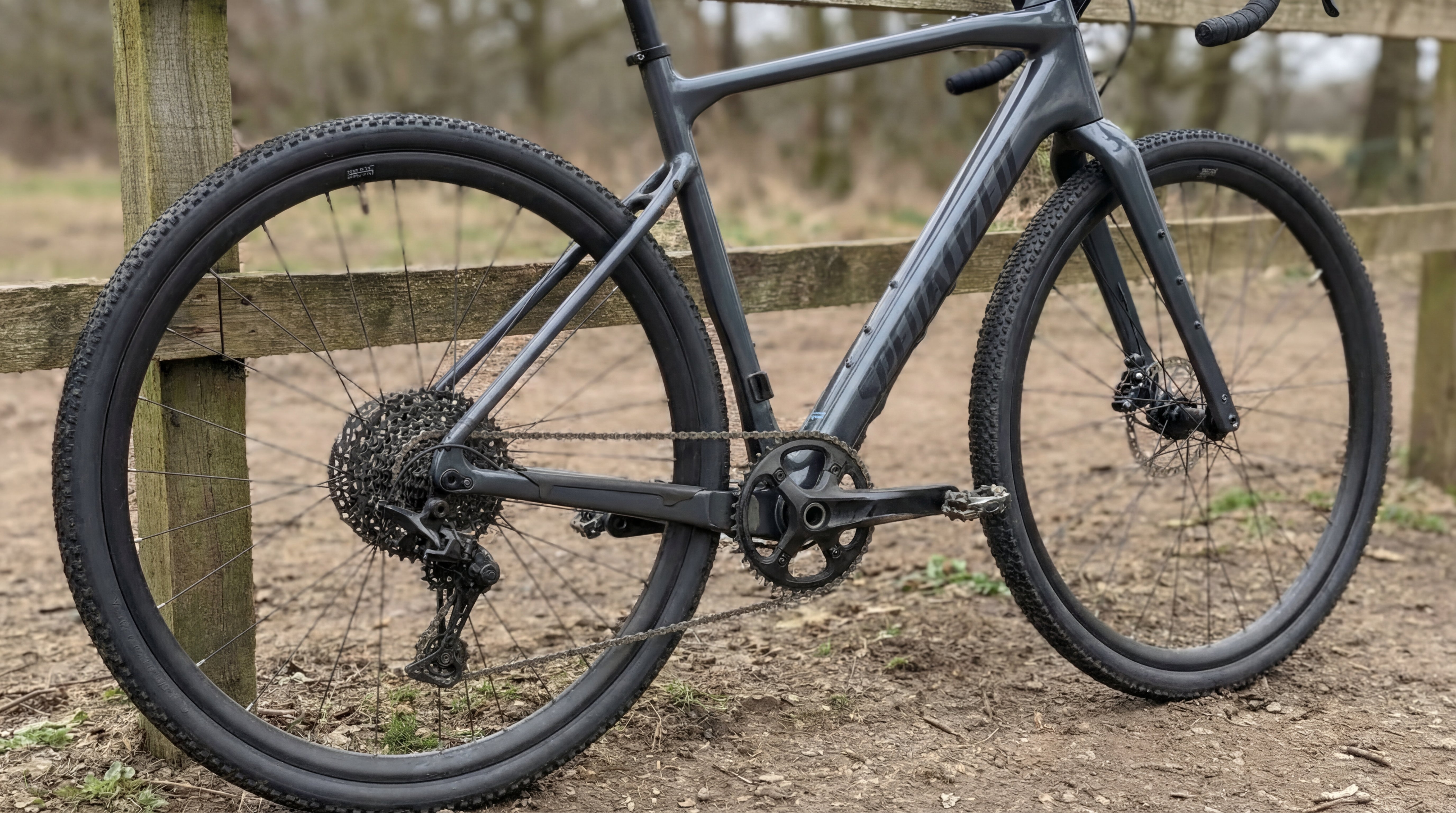 Sauberes Gravelbike mit gereinigtem Rahmen, sauberer Kette und klaren Konturen als Nachher-Bild.