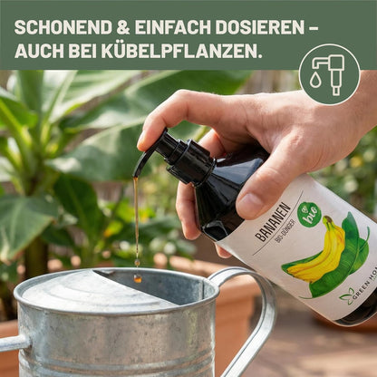 Eine Hand dosiert den Green Home Bio Bananendünger aus der Pumpe in eine Gießkanne