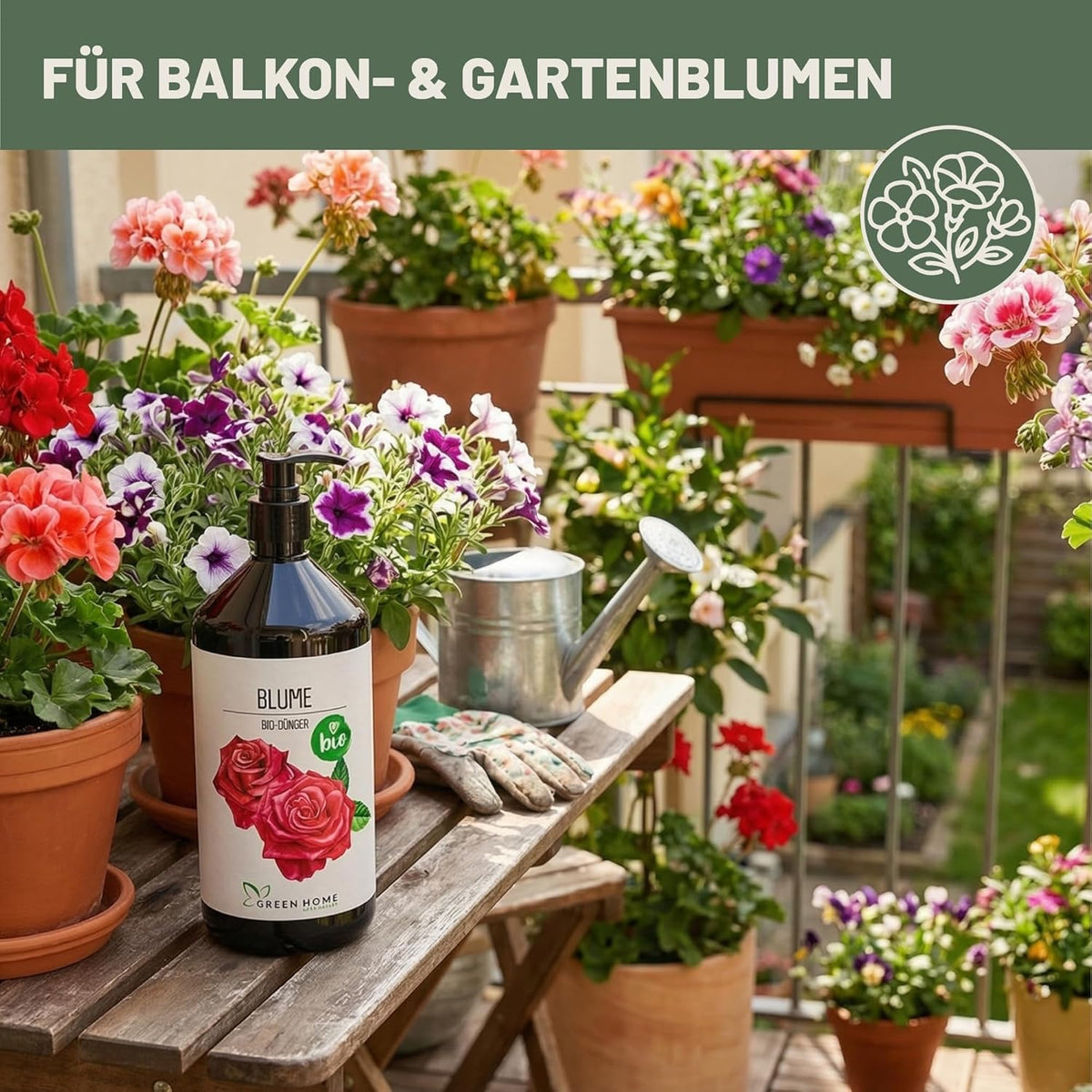 Green Home Bio Dünger Blumen 1 Liter auf einem Balkon zwischen blühenden Topfpflanzen und Gießkanne