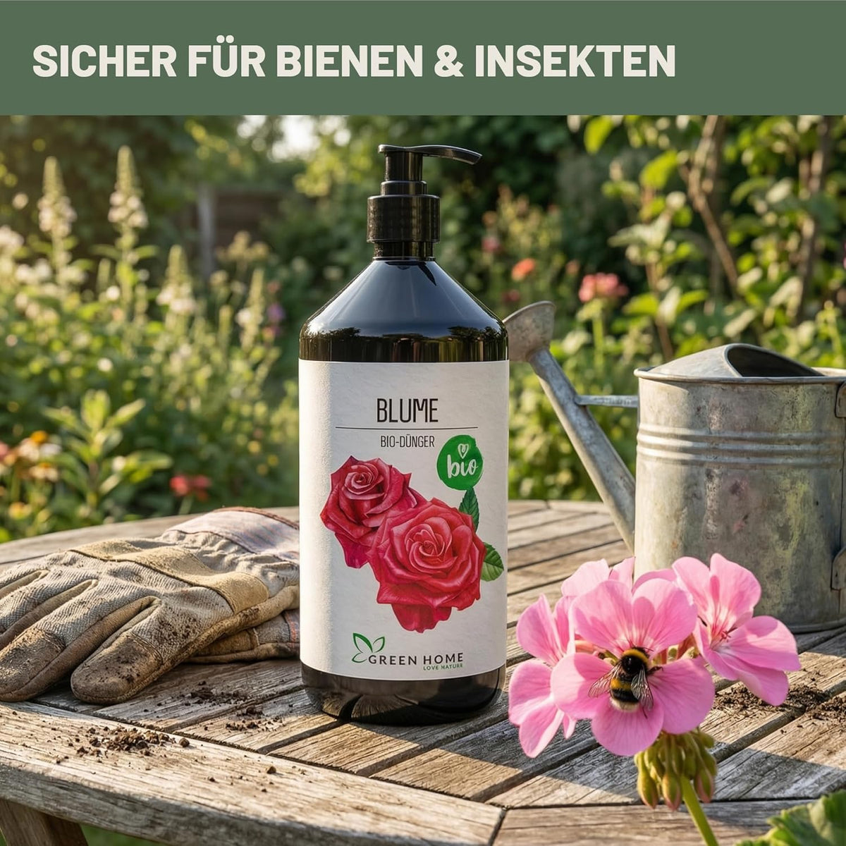 Green Home Bio Dünger Blumen 1 Liter neben rosa Blüten mit einer Biene und Gartenwerkzeug im Hintergrund