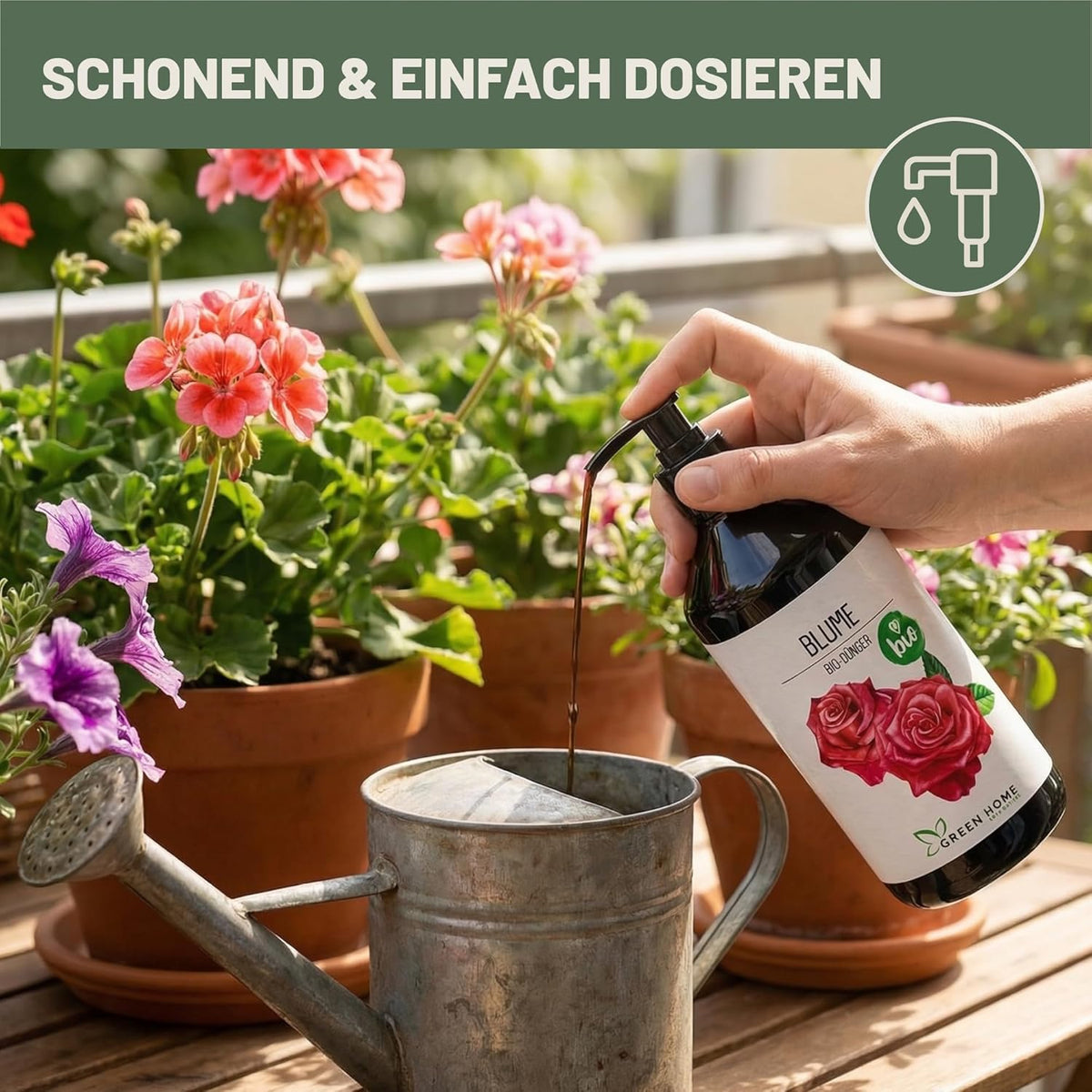 Green Home Bio Dünger Blumen 1 Liter wird mit Dosierpumpe in eine Gießkanne gegeben