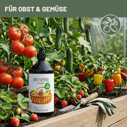 Green Home Bio Dünger Obst & Gemüse Flasche im Beet zwischen Tomaten, Gurken und Erdbeeren