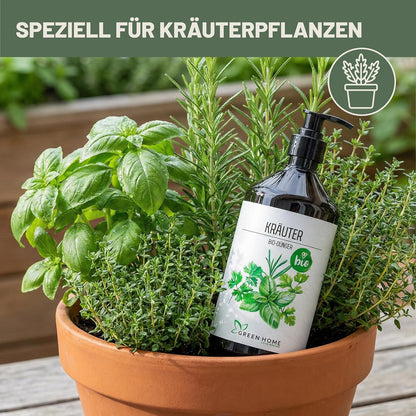 Der Green Home Bio Kräuterdünger steht in einem Topf zwischen Basilikum und Rosmarin