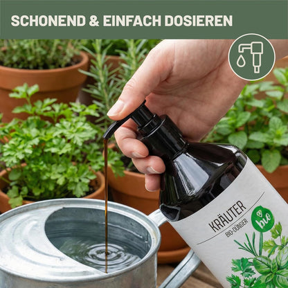 Ein Pumpstoß des Green Home Bio Kräuterdüngers wird in eine Gießkanne dosiert