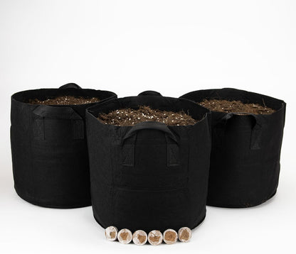 Mehrere 18L Pflanzsäcke aus Vliesstoff mit Erde und Kokos-Quelltabletten aus dem Green Home Cannabis Anbau Set.