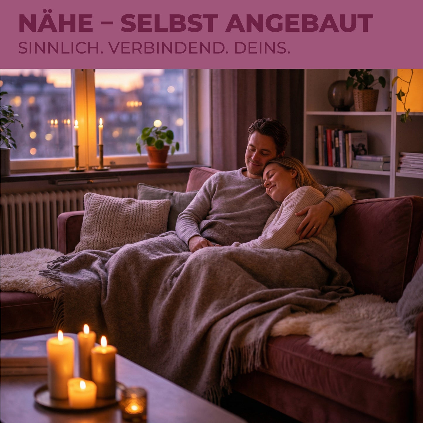 Paar kuschelt auf Sofa bei Kerzenschein – NÄHE Cannabis Samen für Sinnlichkeit