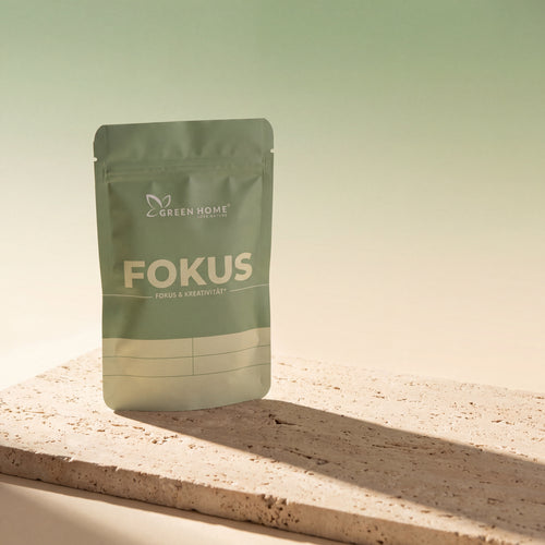 Green Home Fokus Ritual Set – sage-grünes Sachet auf Travertin-Stein in warmem Morgenlicht