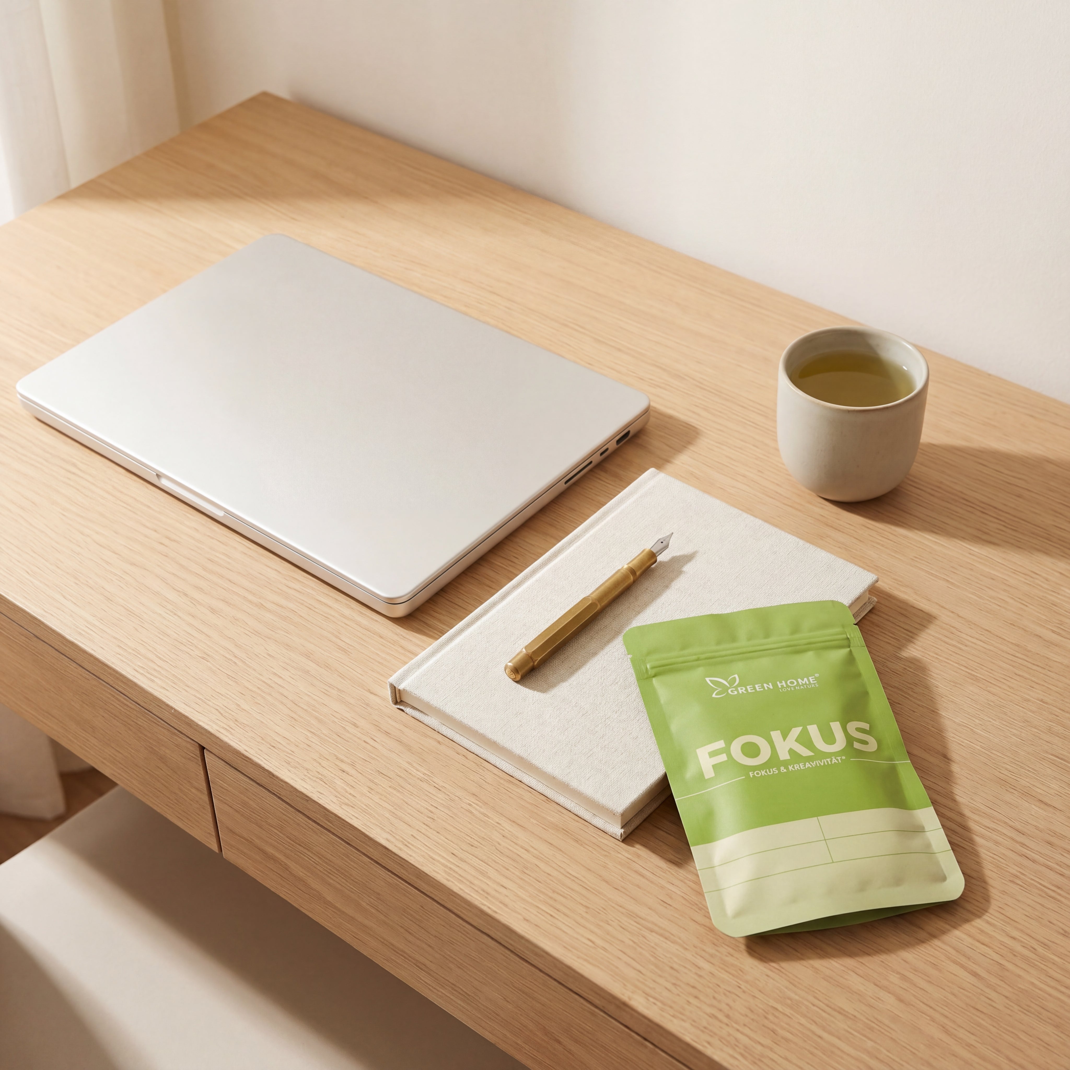 Green Home Fokus Ritual Set auf einem minimalistischen Schreibtisch mit Notizbuch und Matcha