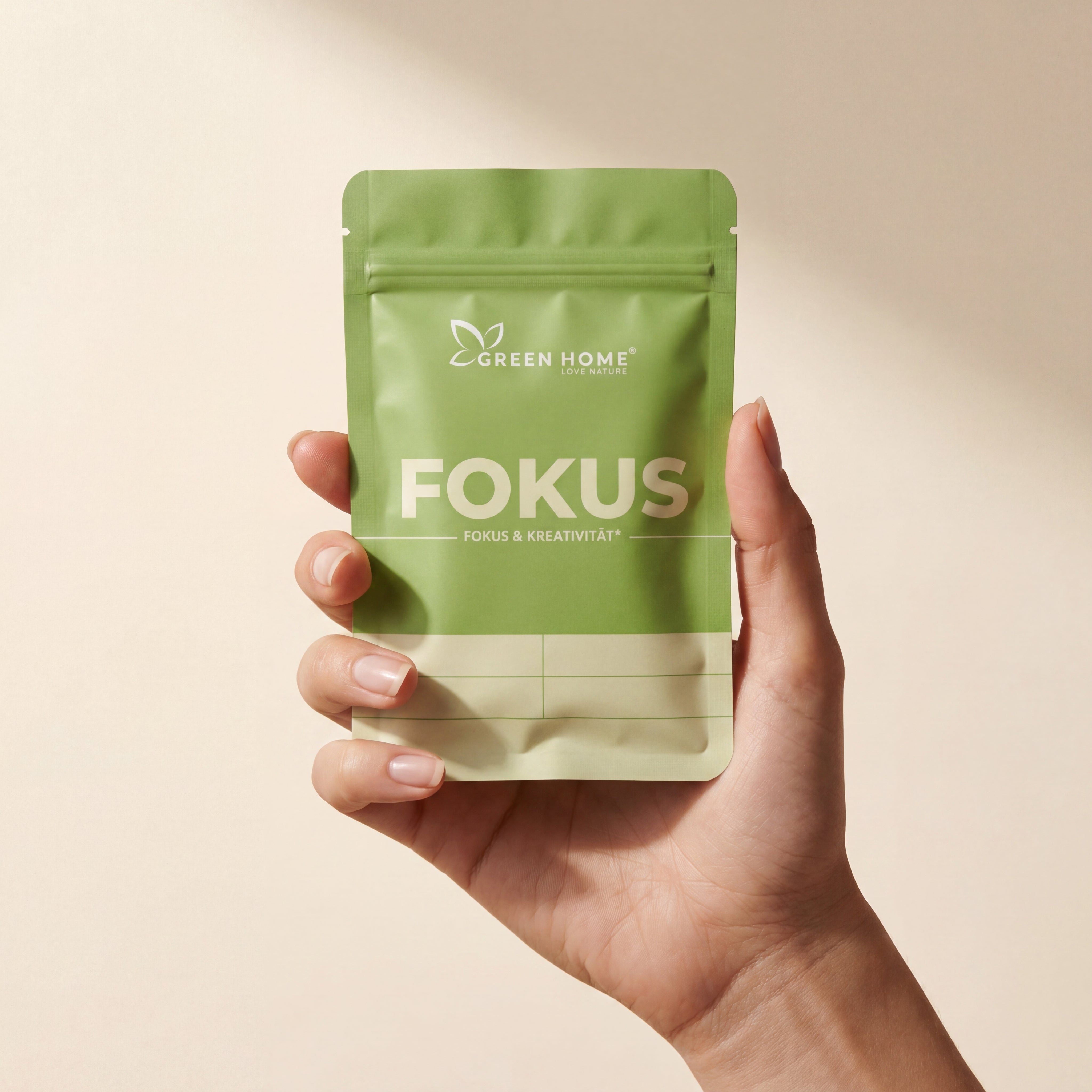 Hand hält Green Home Fokus Ritual Set sachet – bewusster Moment der Wahl