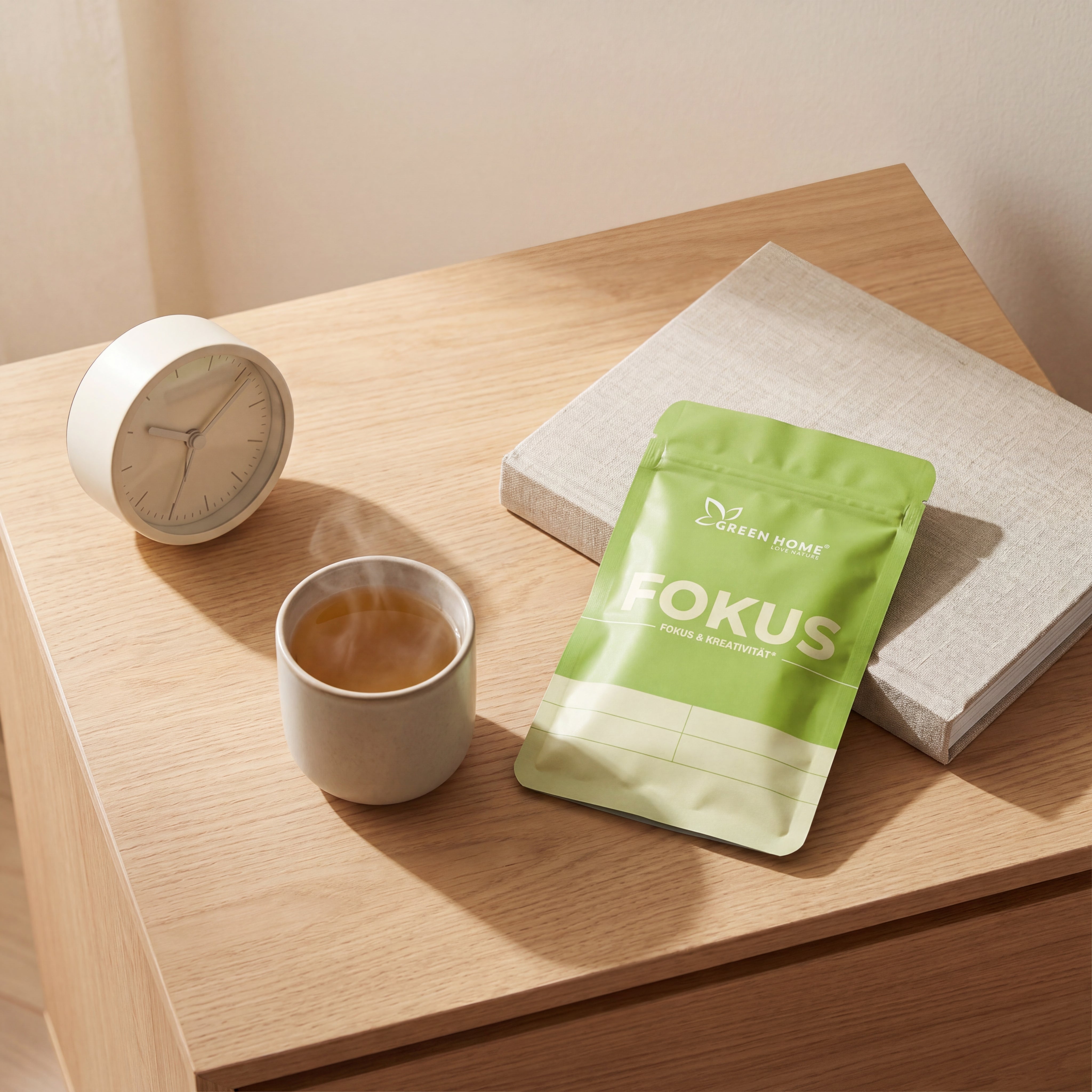 Green Home Fokus Ritual Set auf Nachttisch mit Buch und Tee – am Morgen bereit