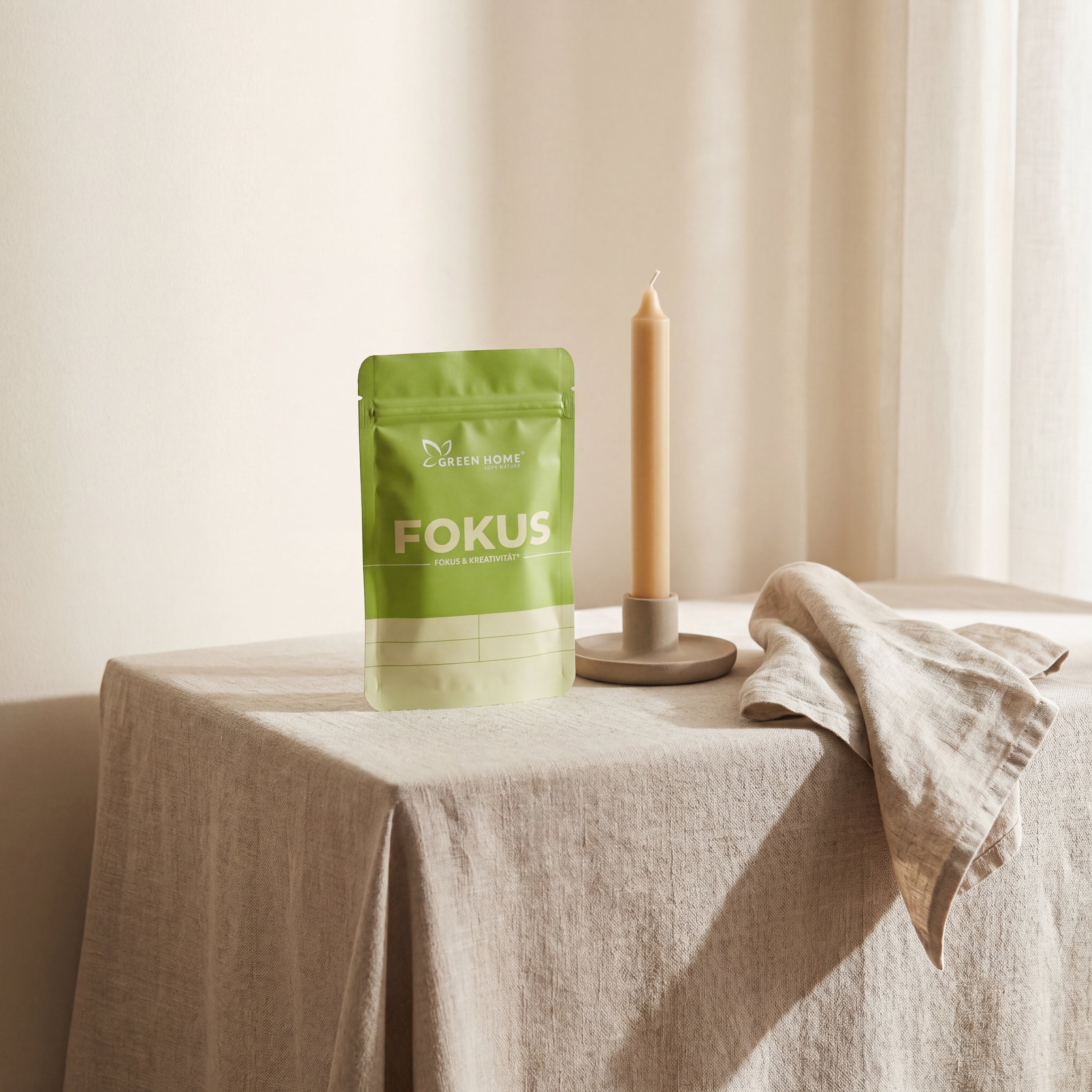 Green Home Fokus Ritual Set auf einer Konsole mit Kerze und Leinen – Teil deines Zuhauses