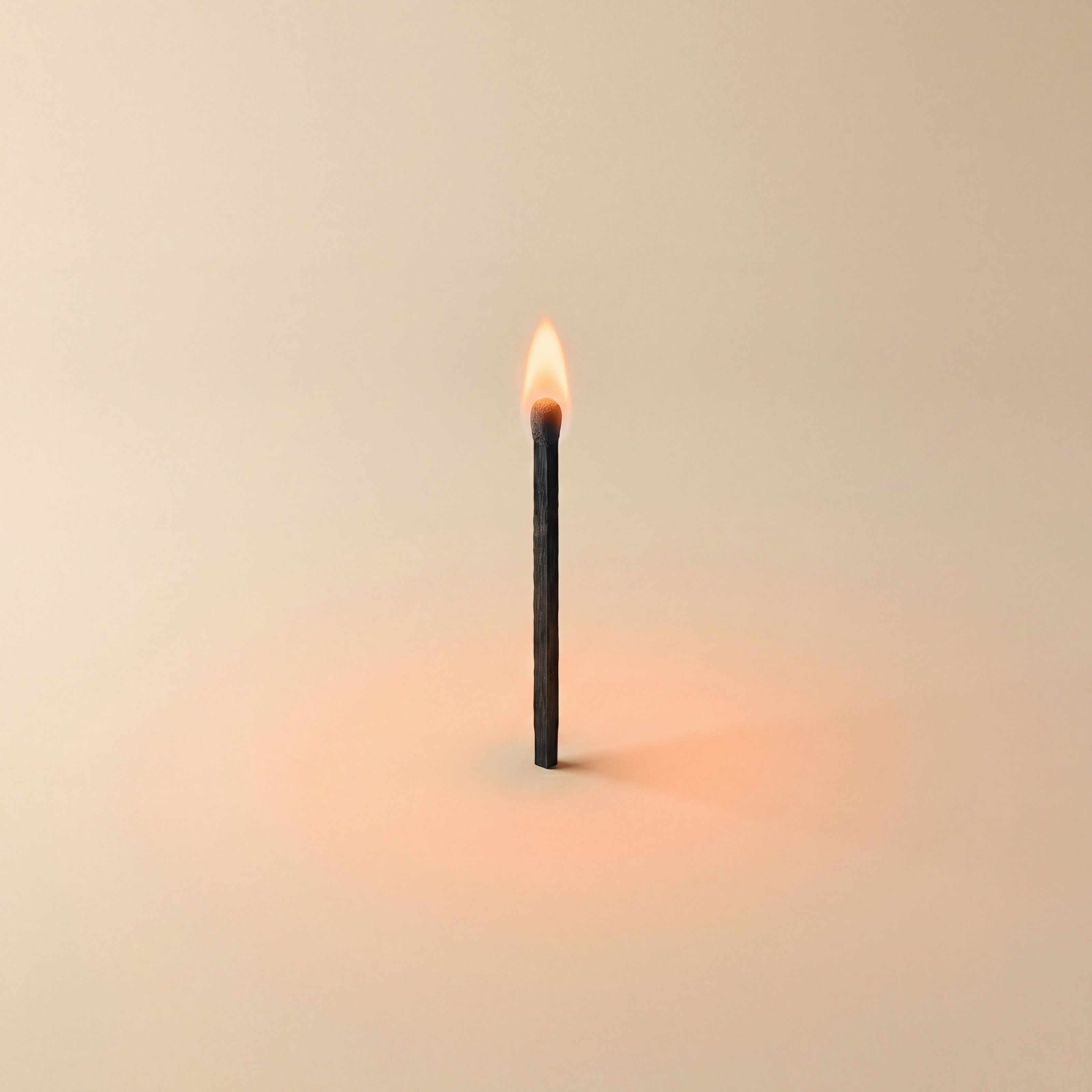 Brennendes Streichholz mit warmem Licht – Symbol für die einladende Wirkung