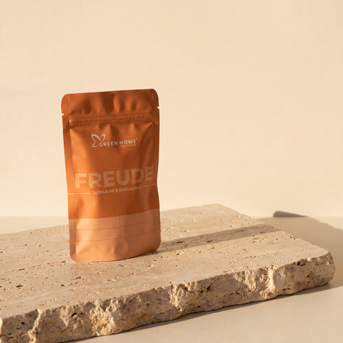 Green Home Freude Ritual Set – orange Sachet auf Travertin-Stein in warmem Sonnenlicht