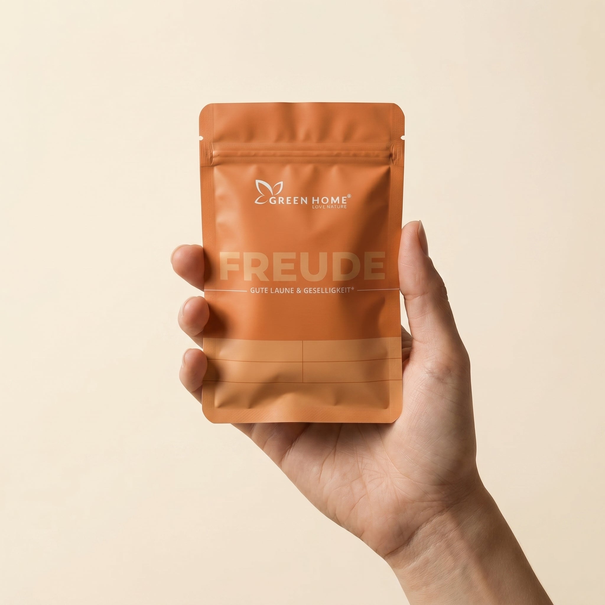 Hand hält Green Home Freude Ritual Set sachet – bewusster Moment der Wahl