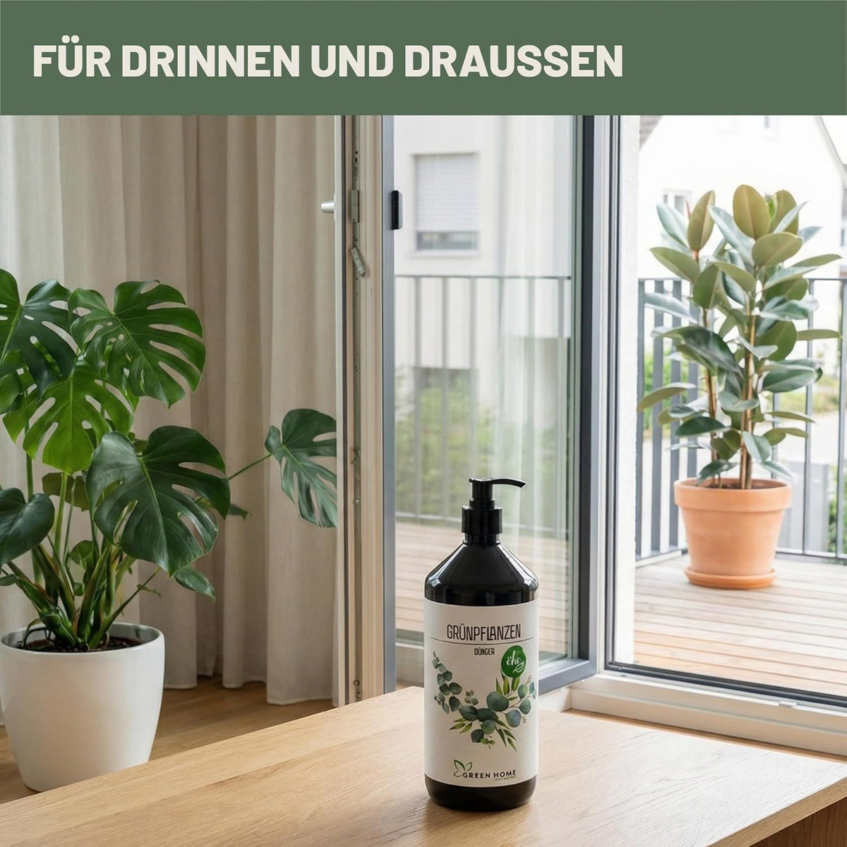 Green Home Grünpflanzen Dünger Flasche auf Tisch vor offenem Fenster mit Pflanzen innen und auf dem Balkon