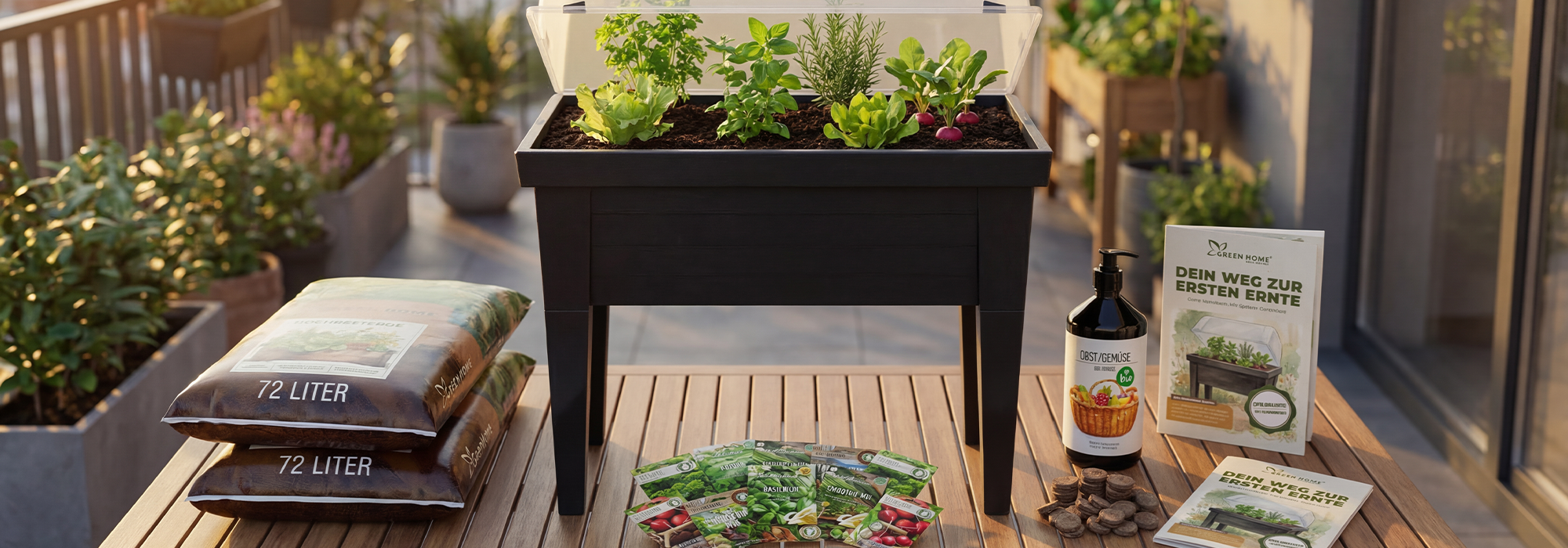 Green Home Hochbeet mit transparentem Deckel auf einem Balkon, daneben Erde, Samen, Quelltabletten, Dünger und Anleitung aus dem Set.