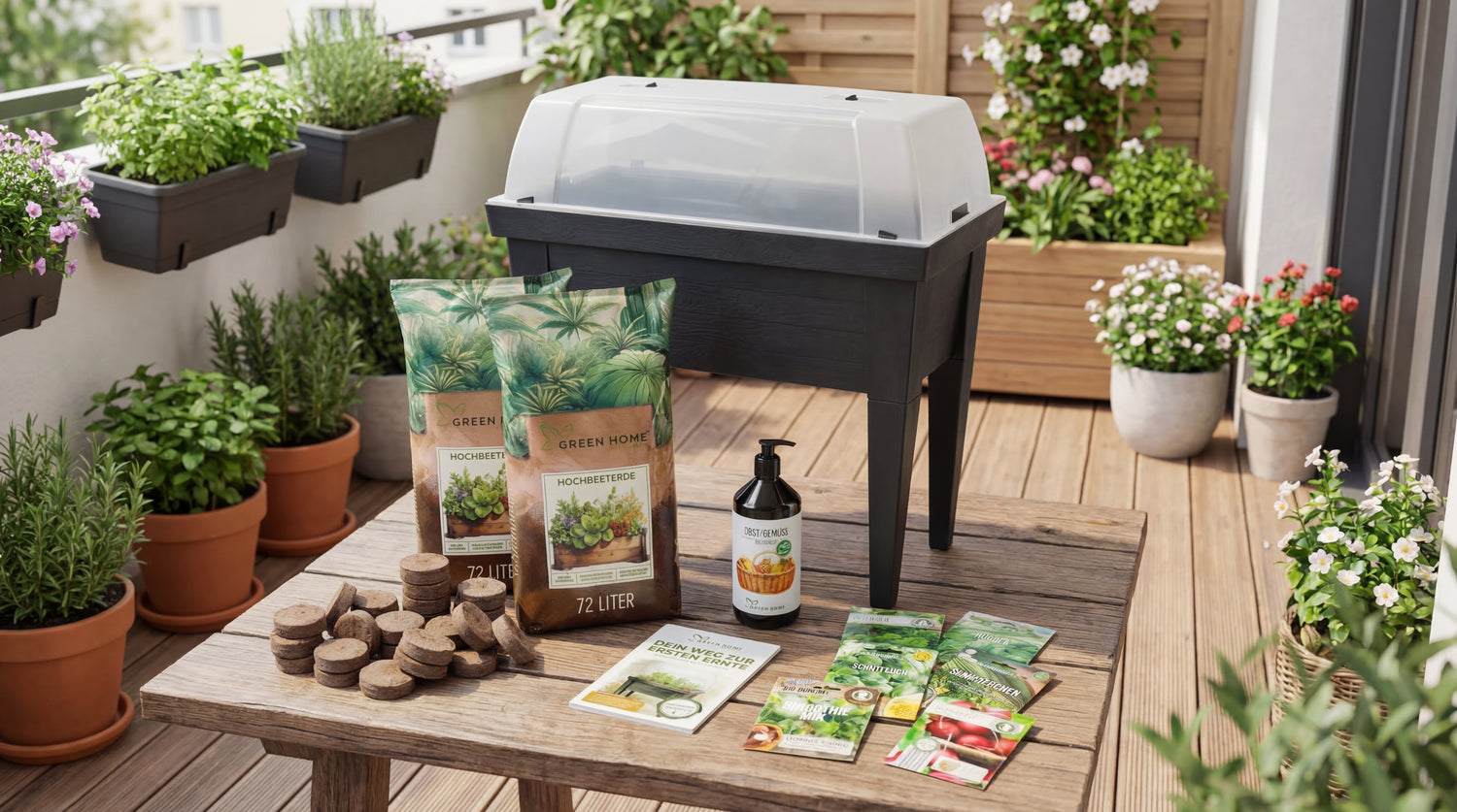 Green Home Hochbeet mit Deckel auf einem Balkon, davor Erdebeutel, Dünger, Samen, Quelltabletten und Anleitung als Setübersicht.