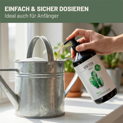Hand dosiert Green Home Kakteendünger aus einer Flasche in eine Metallgießkanne