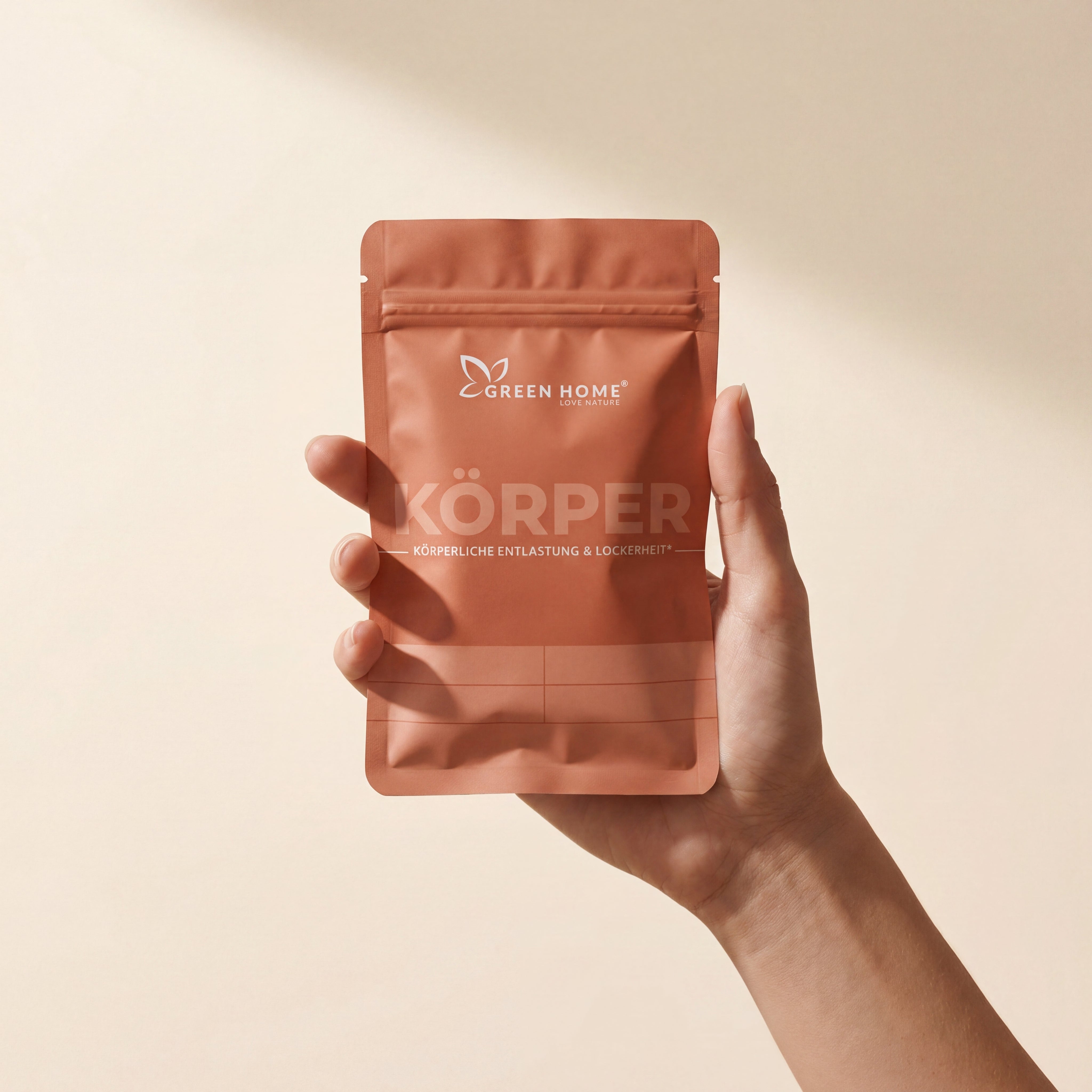 Hand hält Green Home Körper Ritual Set sachet – bewusster Moment der Wahl