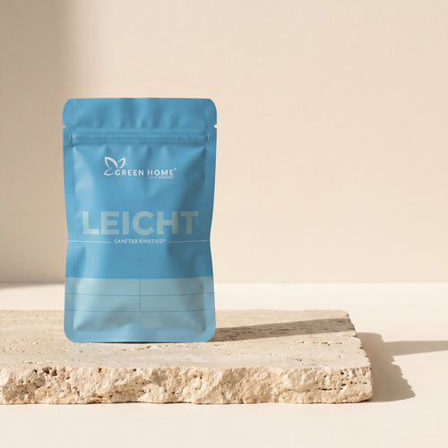 Green Home Leicht Ritual Set – himmelblaues Sachet auf Travertin-Stein in sanftem Tageslicht