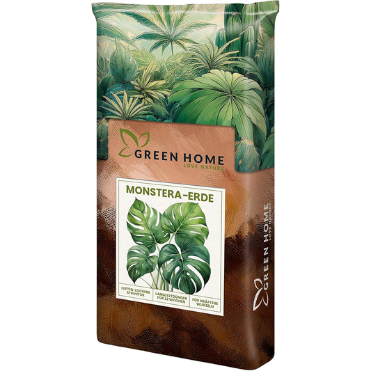 Green Home Monstera Erde Sack mit Monstera-Blatt-Motiv auf der Vorderseite vor tropischem Pflanzenhintergrund.