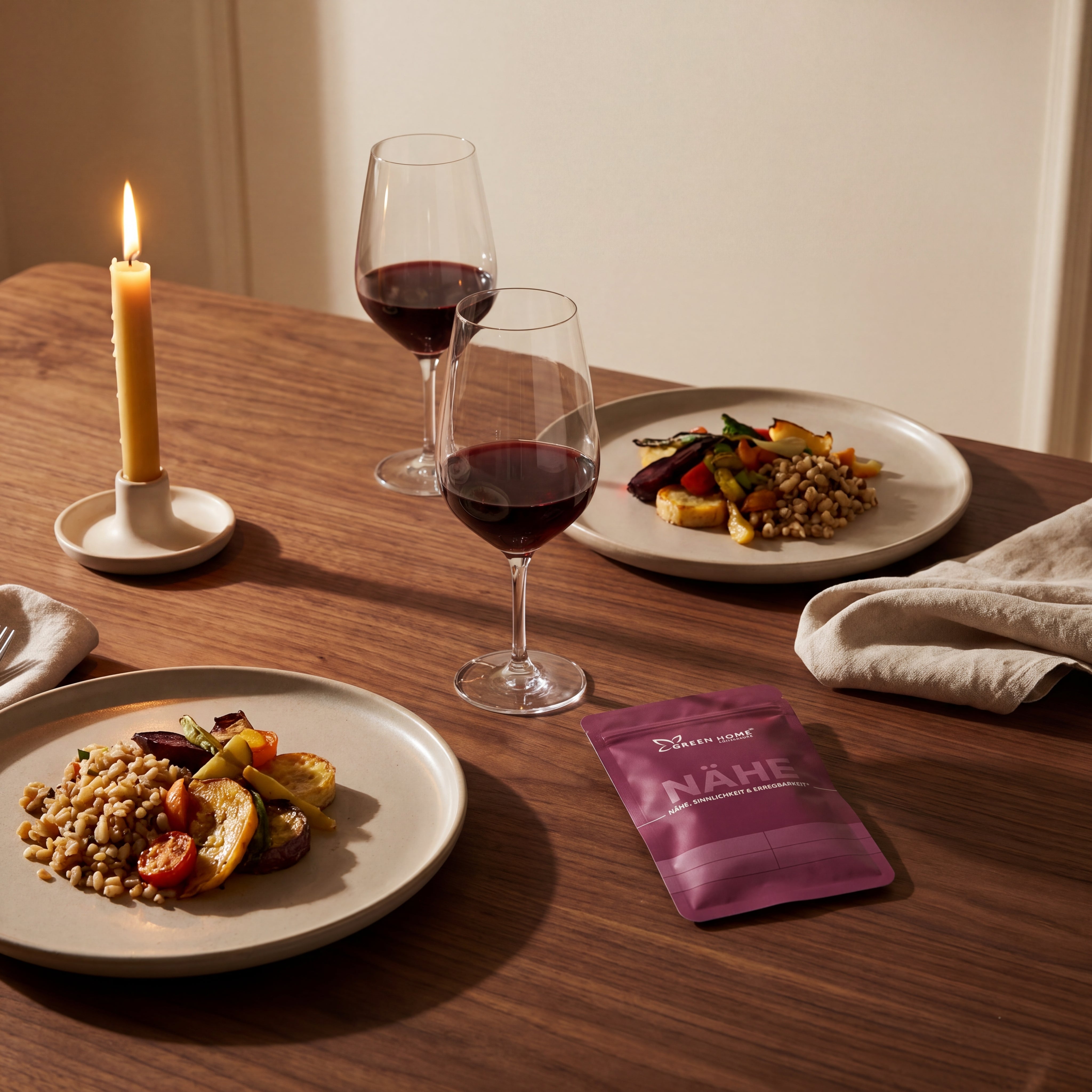 Green Home Nähe Ritual Set beim Abendessen mit Wein und Kerzenlicht