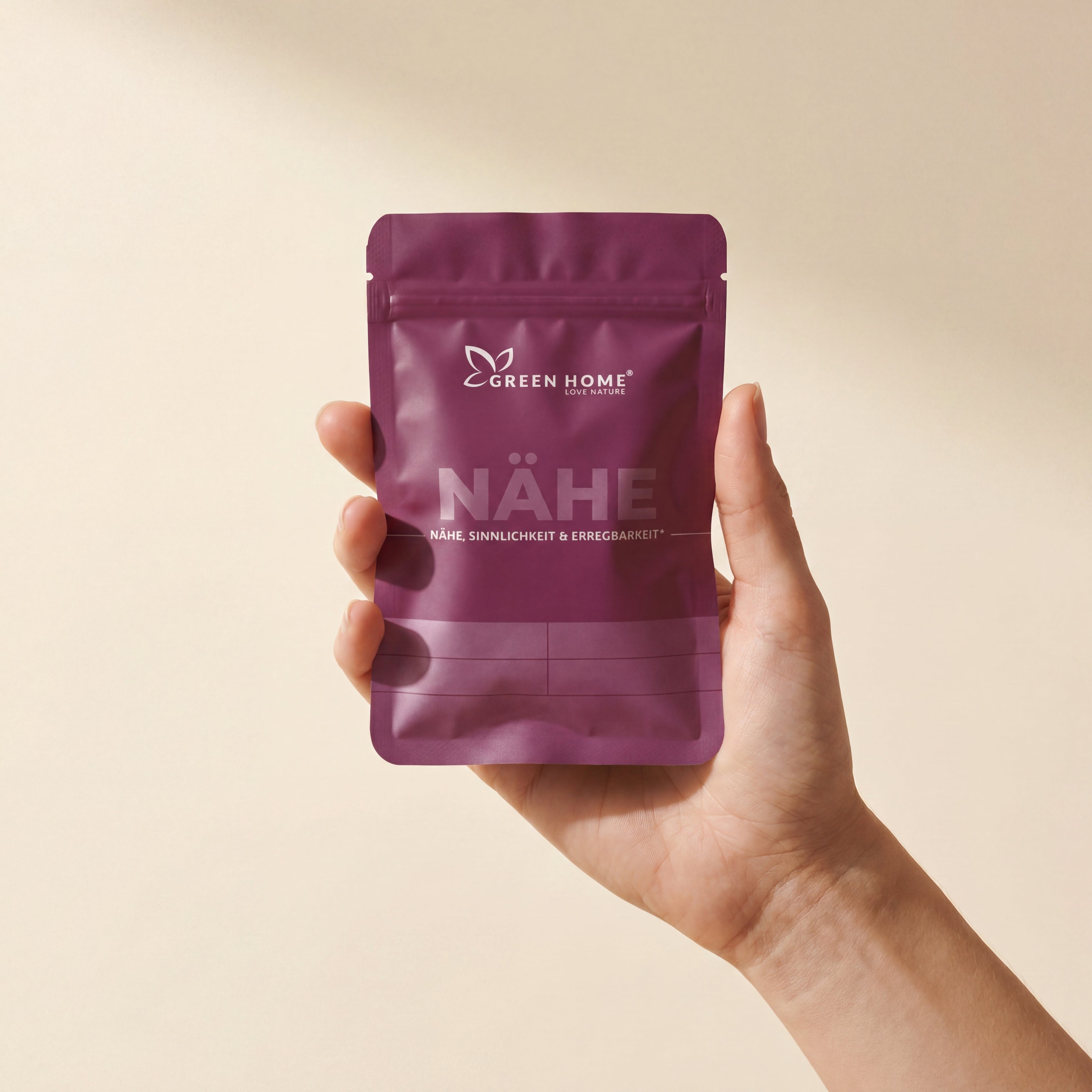 Hand hält Green Home Nähe Ritual Set sachet – bewusster Moment der Wahl