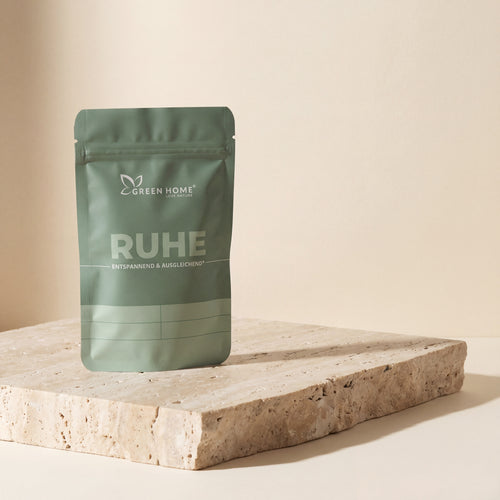 Green Home Ruhe Ritual Set – sage-grünes Sachet auf Travertin-Stein in ruhigem Licht