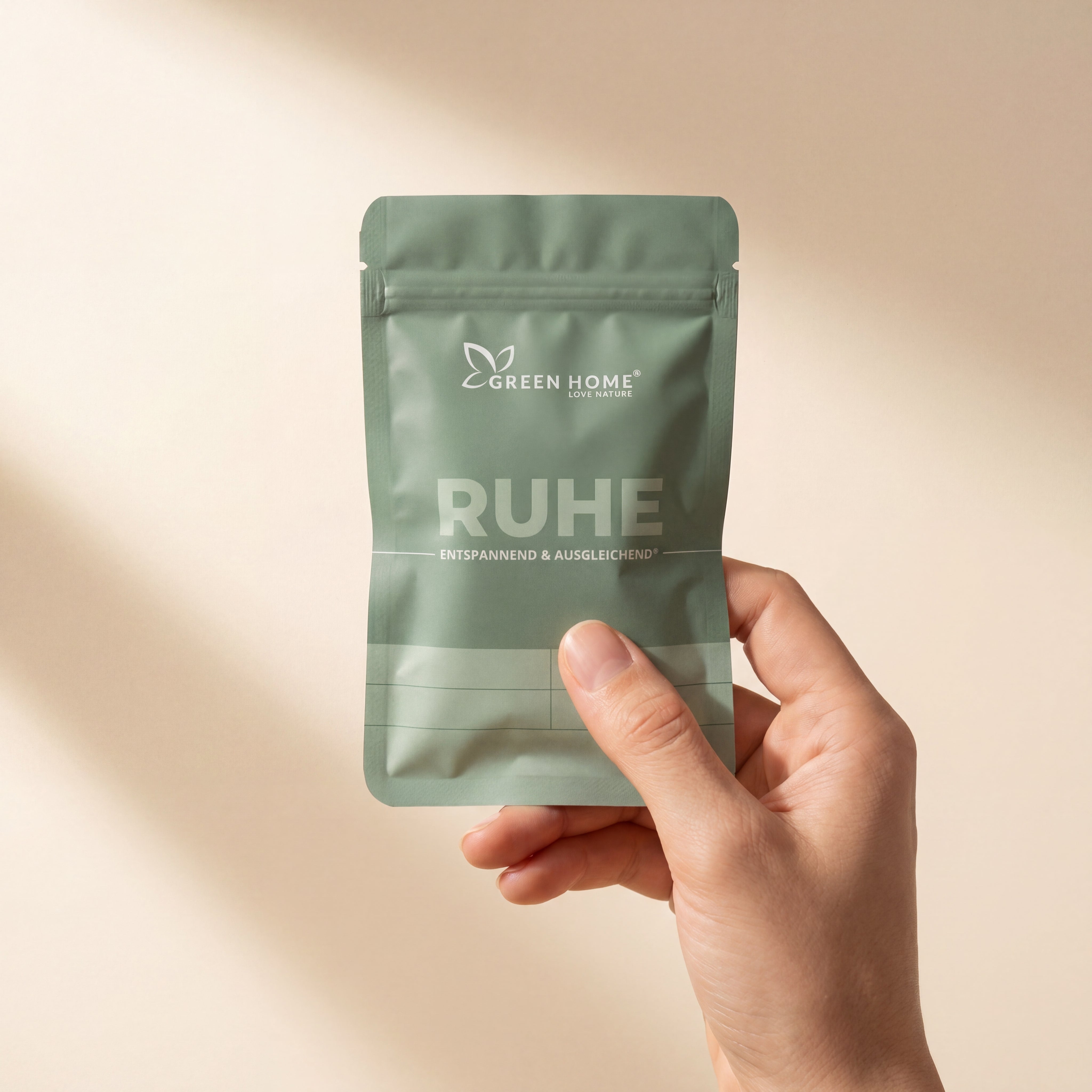 Hand hält Green Home Ruhe Ritual Set sachet – bewusster Moment der Wahl