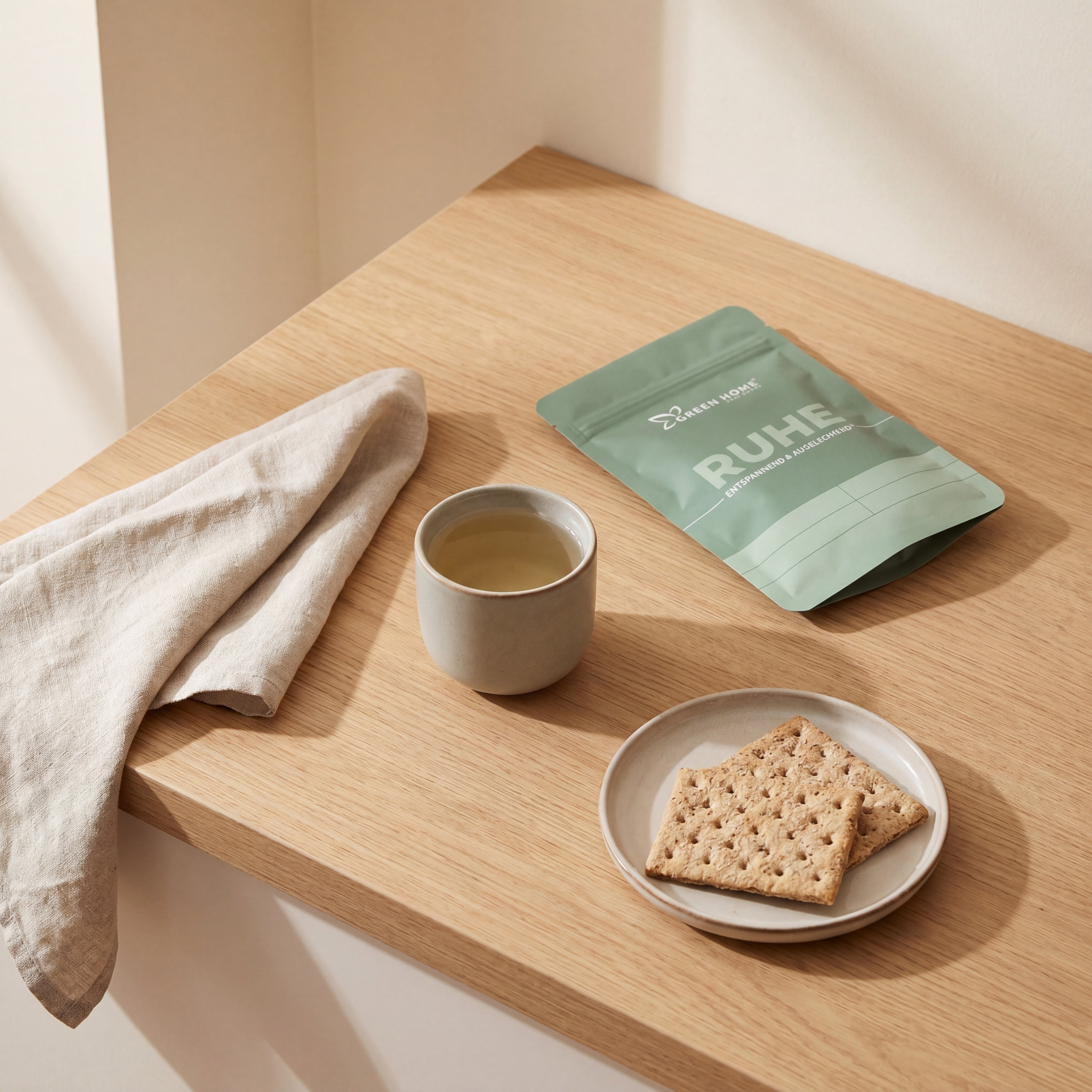 Green Home Ruhe Ritual Set in der Mittagspause mit Tee und Cracker