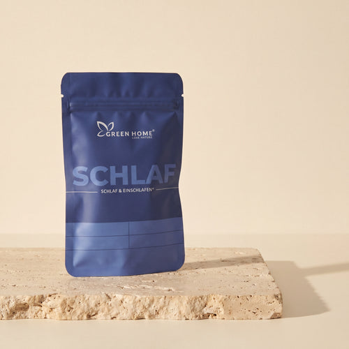 Green Home Schlaf Ritual Set – tiefblaues Sachet auf Travertin-Stein in ruhigem Abendlicht
