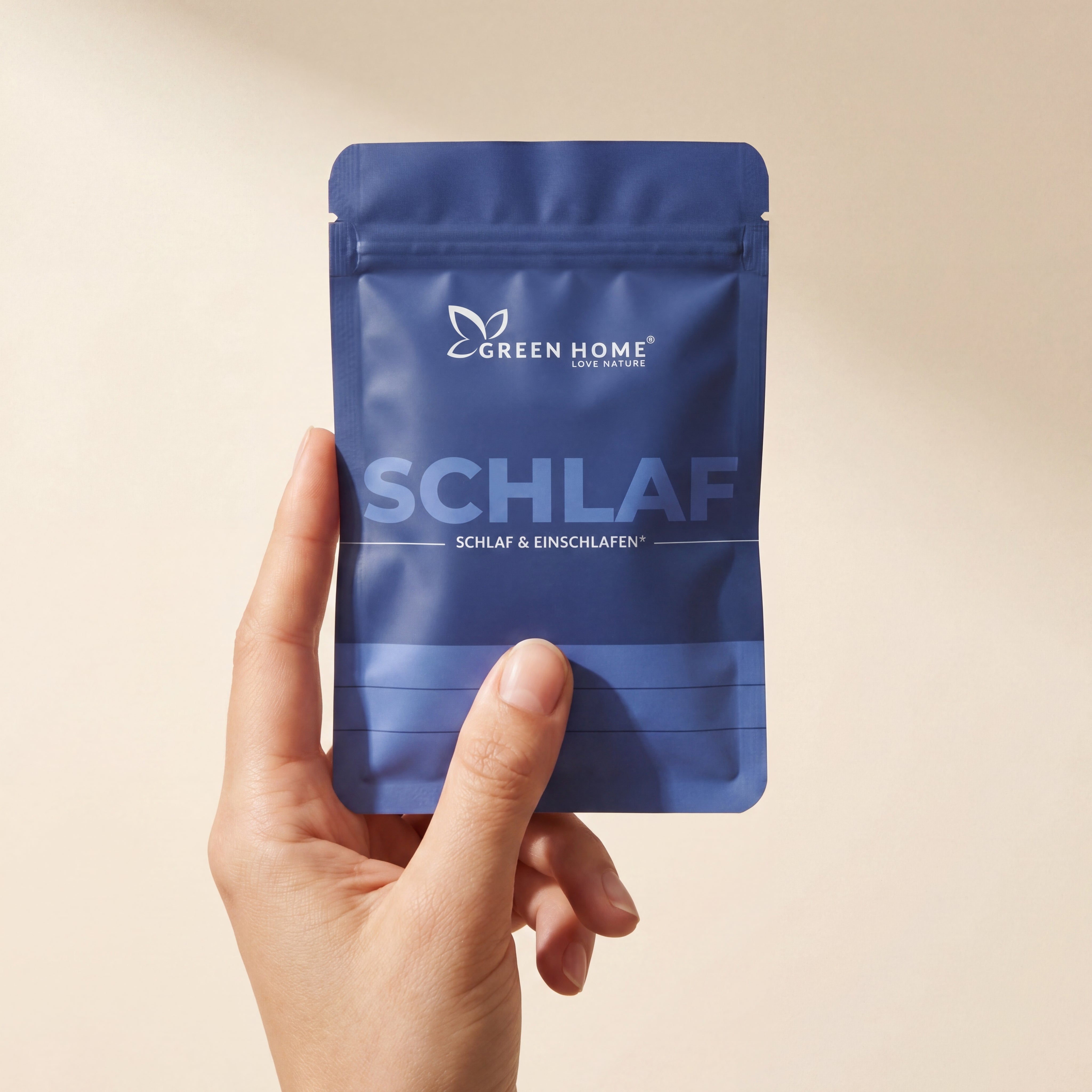 Hand hält Green Home Schlaf Ritual Set sachet – bewusster Moment der Wahl