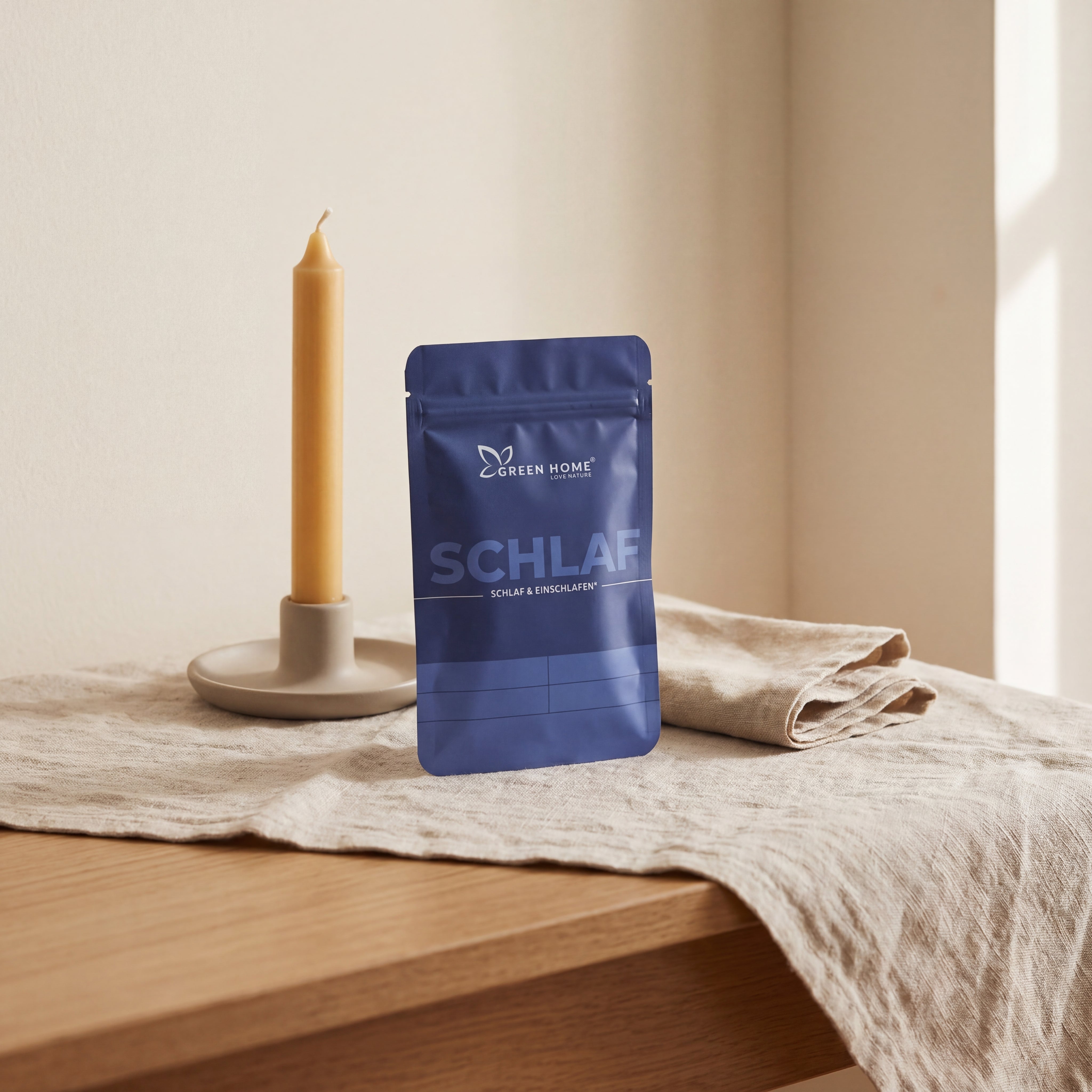 Green Home Schlaf Ritual Set auf einer Konsole mit Kerze und Leinen – Teil deines Abends