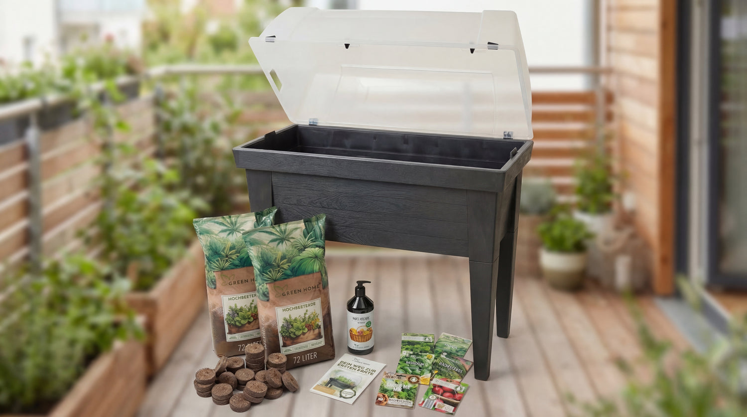 Schwarzes Hochbeet mit transparenter Abdeckung zusammen mit Erde, Pflanztöpfen, Samen und Zubehör auf einer Terrasse.