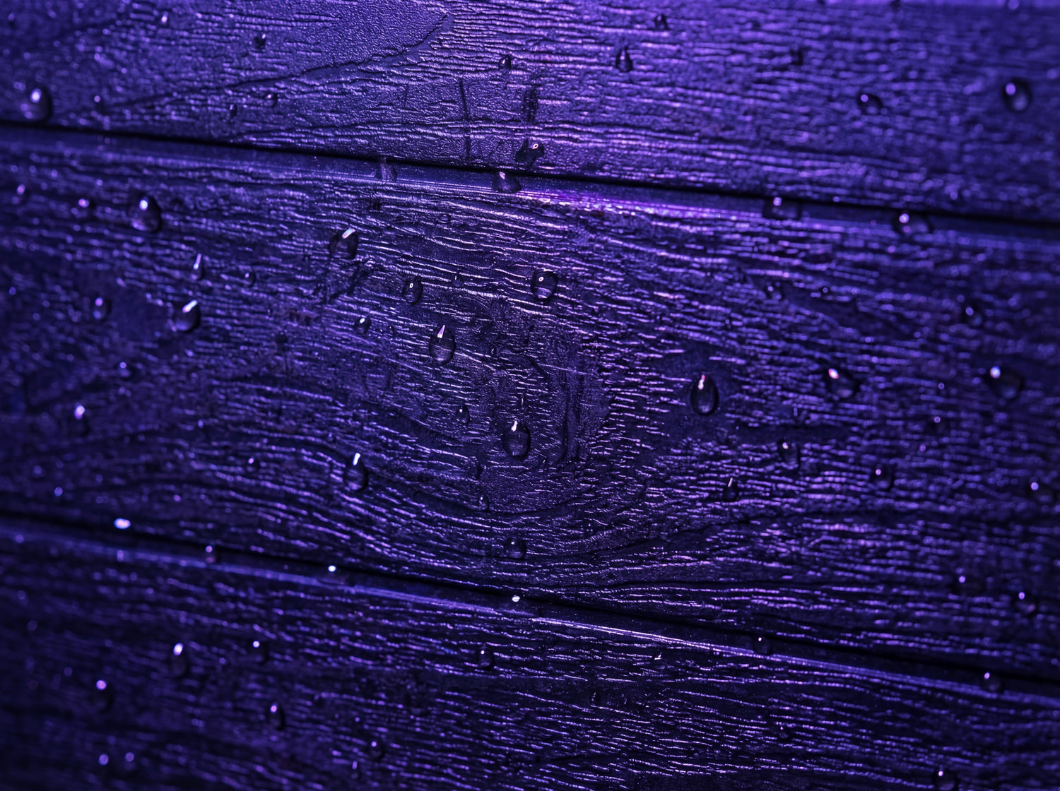 Detailaufnahme der Holzoptik des Hochbeet XL mit sichtbaren Wassertropfen auf der Oberflaeche