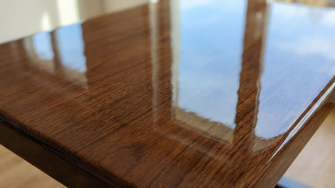 Hochglaenzende Holzoberflaeche im Innenraum mit spiegelndem Finish
