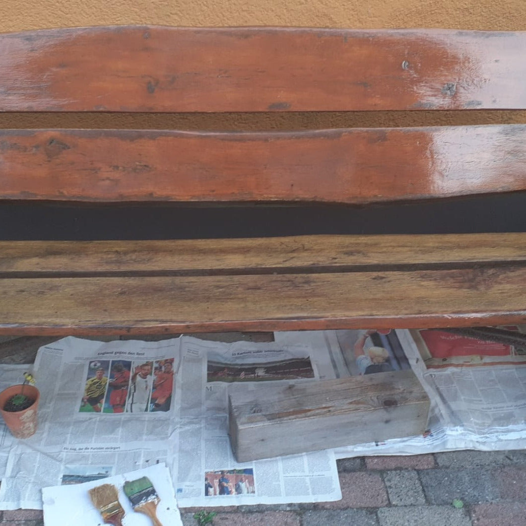 Holzbank waehrend der Aufarbeitung mit geschliffenen und neu gestrichenen Holzleisten
