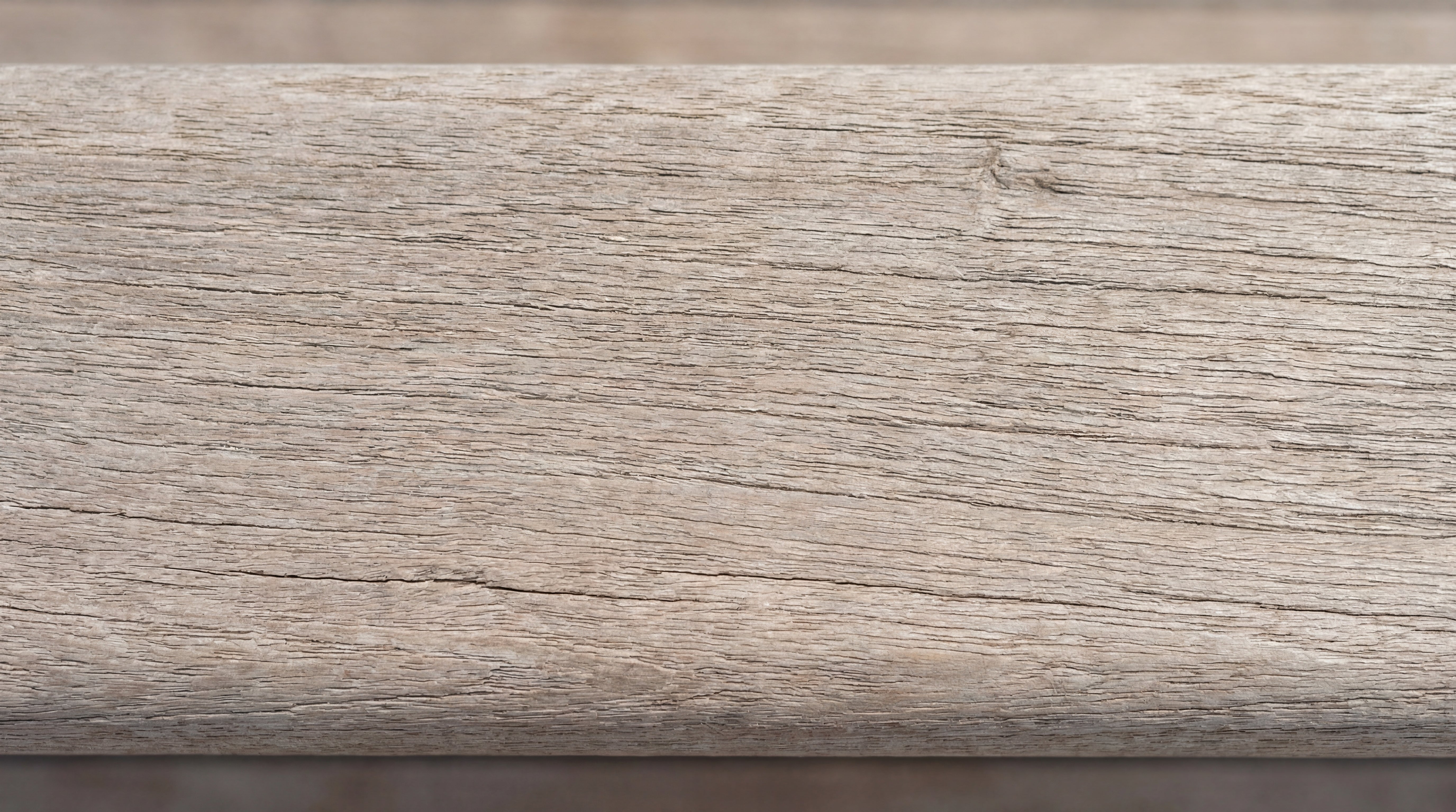 Detailaufnahme eines stark verwitterten Holzbretts mit rauer, rissiger Oberflaeche