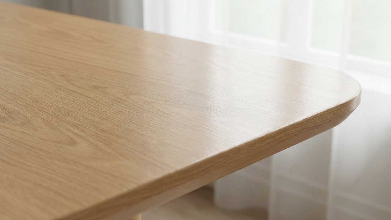 Detailaufnahme einer hellen Holzoberflaeche mit gleichmaessiger seidenglaenzender Beschichtung