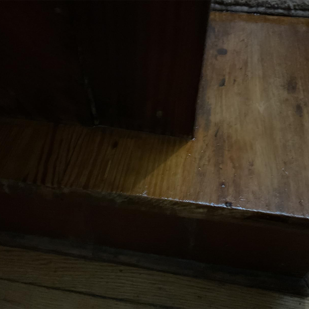 Detailaufnahme einer Holzfläche mit teilbehandeltem und unbehandeltem Bereich